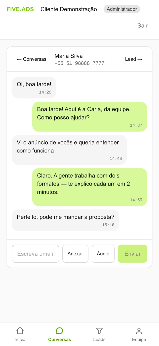 Conversa de WhatsApp aberta no CRM pelo celular, com campo de mensagem, anexo e áudio
