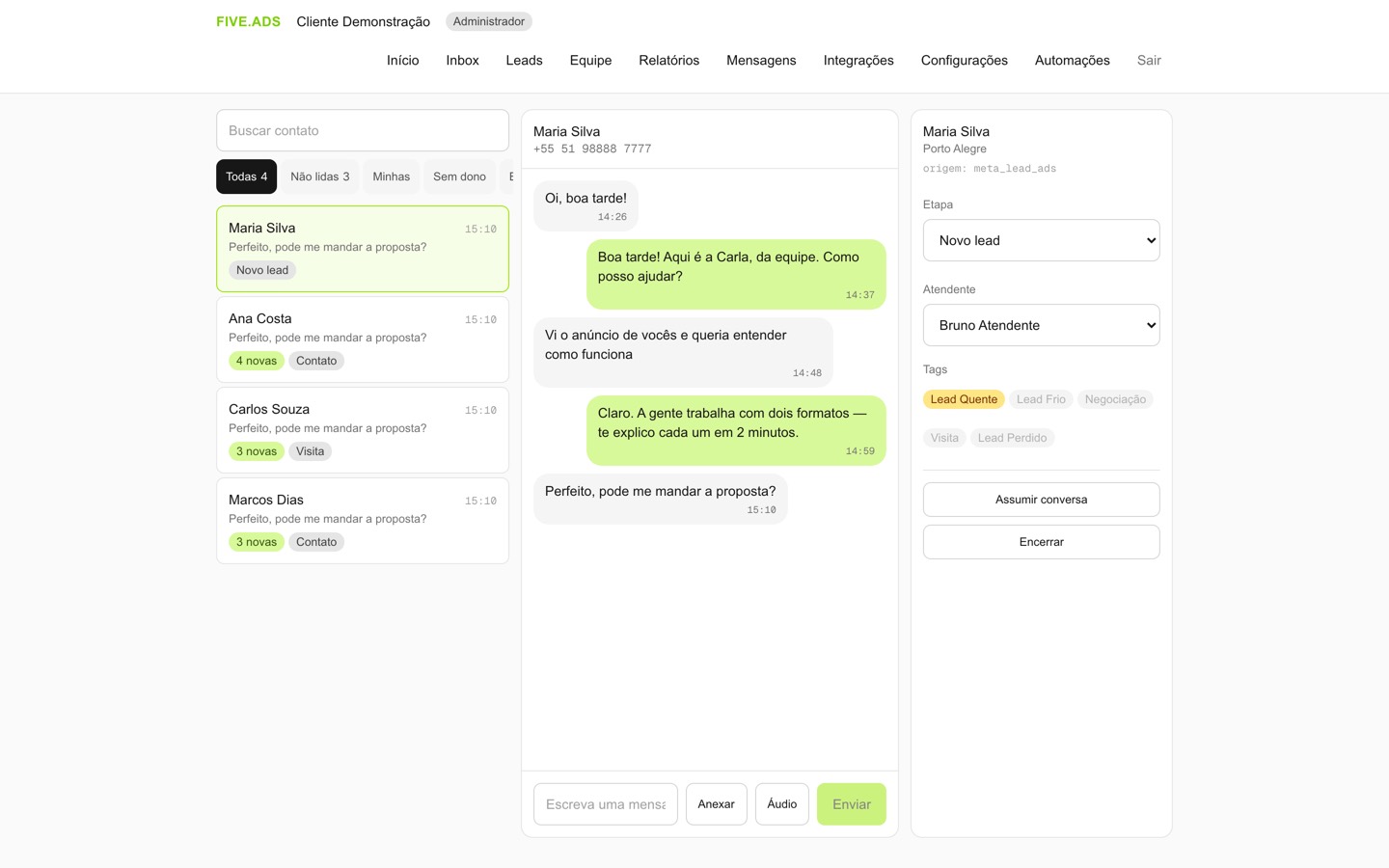 Inbox do CRM com a fila de conversas à esquerda e a conversa aberta à direita